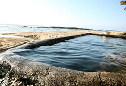 海の見える秘湯。ワイルドな隠し露天風呂